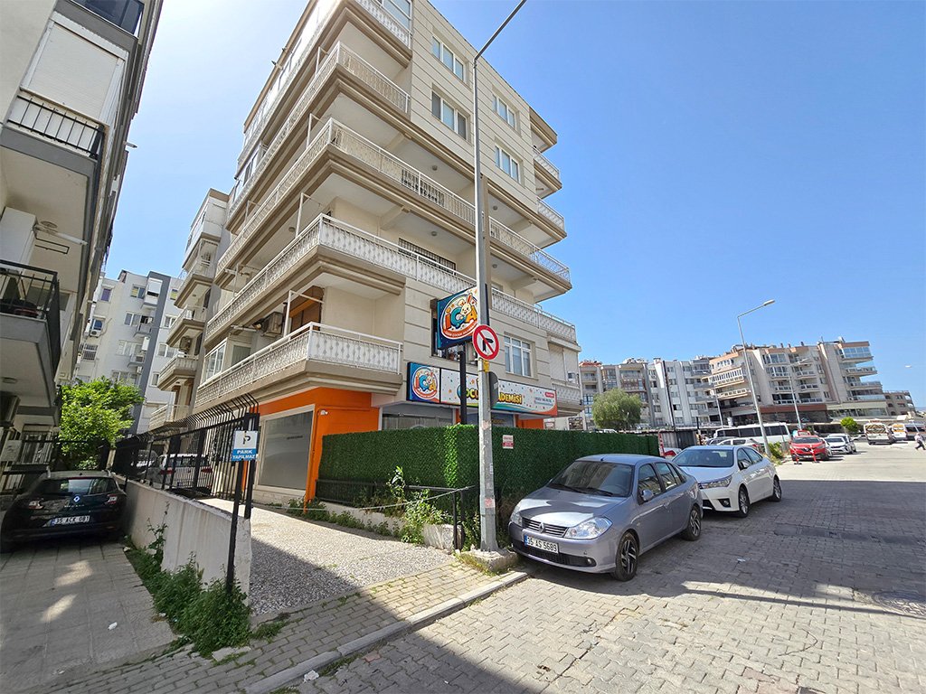 İzmir Üçyol Bahçeli Evler Mahallesinde 70 m2 Zeminde Kiracılı Satılık Dükkan