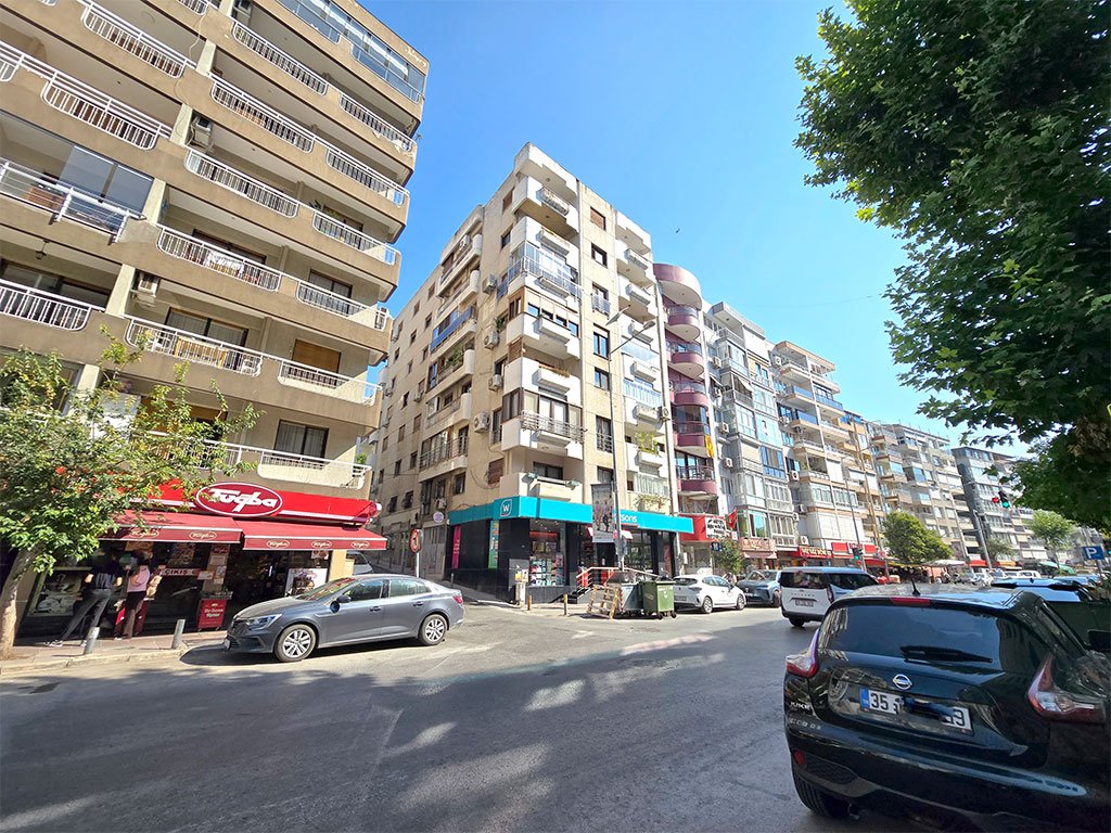 İzmir Göztepe'de Caddeye Cephe 2.Dükkan 15 m2 Kiralık Dükkan
